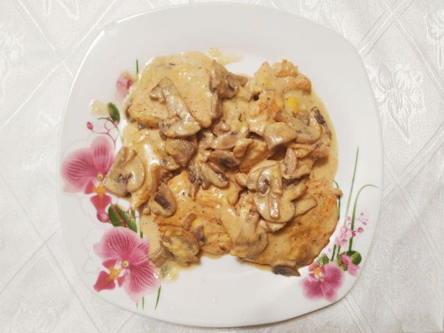 Курица под грибным соусом, пошаговый рецепт на ккал, фото, ингредиенты - julika