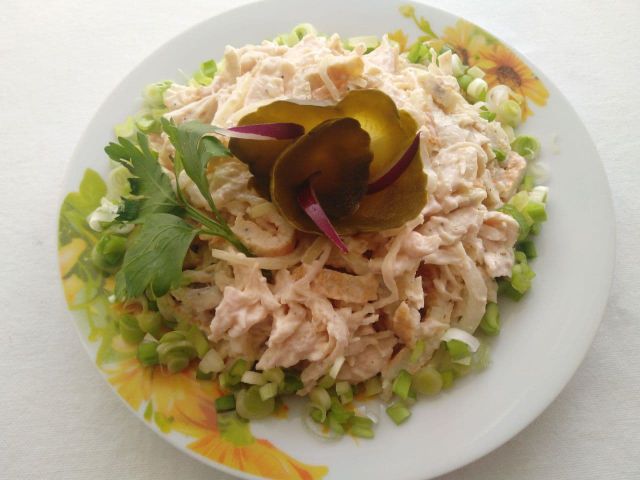 Салат с курицей, грибами и яичными блинчиками — рецепт с фото пошагово