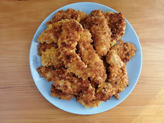 Куриное филе, запечённое в духовке с кукурузными хлопьями: рецепт - Лайфхакер