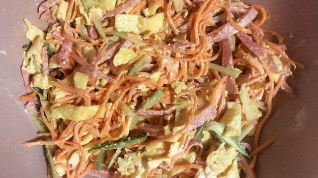 Салат «Анастасия» — рецепт классический с корейской морковью и яичными блинчиками