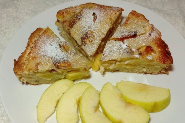 Пирог на майонезе и сметане с яблоками