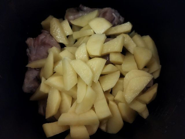 Картофель с курицей и капустой в мультиварке — рецепт с фото