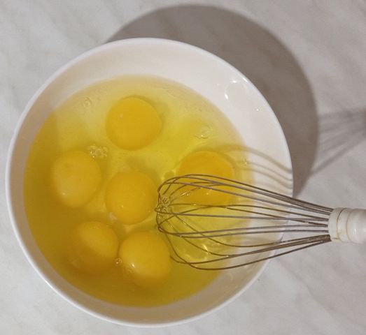 Запечённые яйца со шпинатом и сливками: рецепт - Лайфхакер