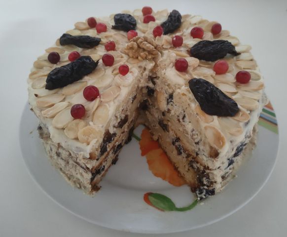 Бисквитный торт в черносливом и грецким орехом - рецепт автора @azarova