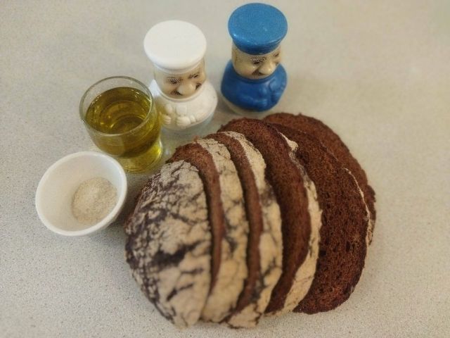 Как приготовить ароматные сухарики из ржаного хлеба — пошаговый рецепт | уральские-газоны.рф