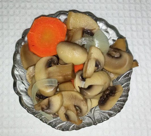 Салат с корейской морковью и грибами.