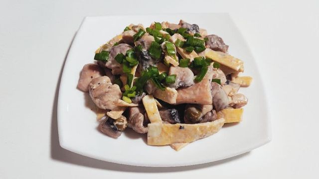 Итальянский салат с копченой курицей и яичными блинами