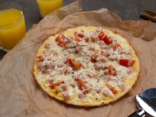 Пицца с пепперони на сковороде