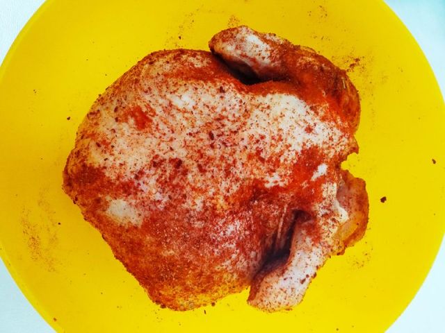Курица запеченная в духовке с куркумой и паприкой