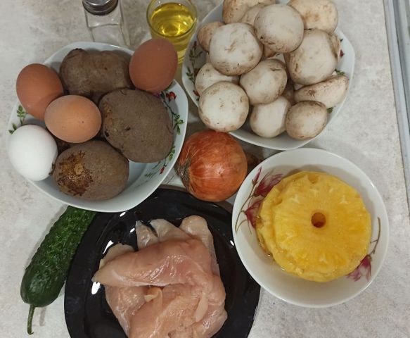 Видео-рецепт: Салат с ананасом, курицей, сыром и чесноком
