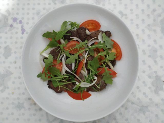 Теплый салат с куриной печенью и грибами — рецепт с фото пошагово