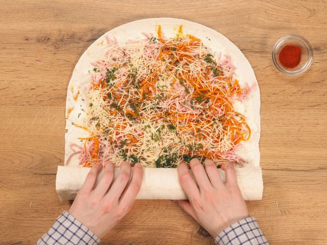 Лаваш с начинкой из колбасы, овощей и корейской моркови на сковороде