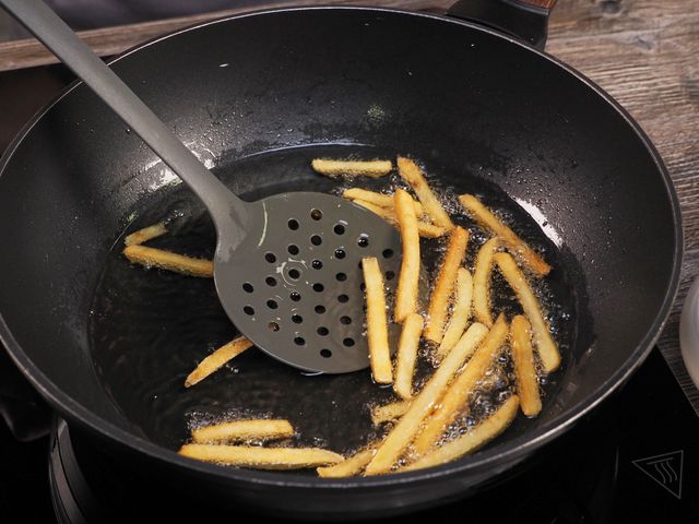 Жареная картошка фри на сковороде