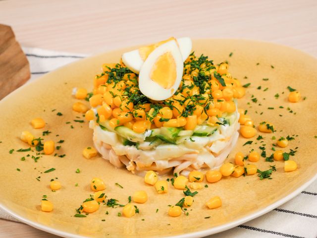 Салат с кальмарами и яйцом