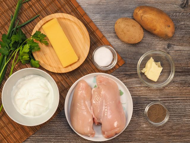 Запеканка из картофеля с курицей, помидорами и сыром