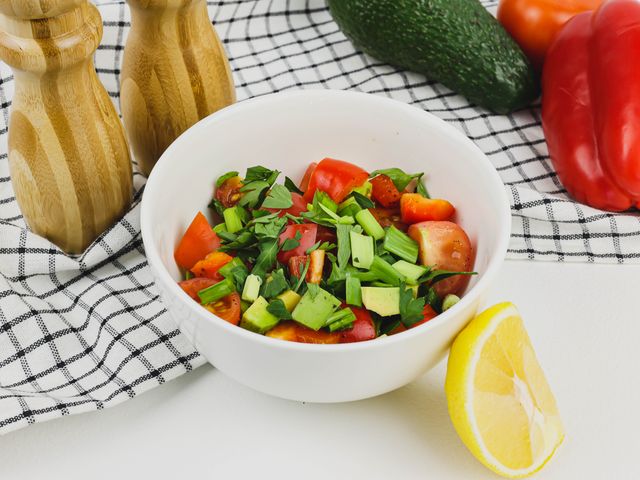 Салат с яйцами, авокадо, огурцами и сладким перцем — рецепт с фото пошагово
