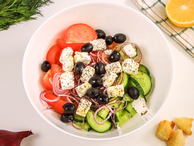 Греческий вкус. Греческий салат с сухариками. Салат греческий с гренкой из чиаббаты фото.