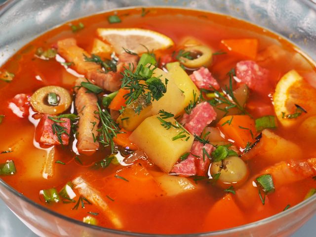 Суп солянка сборная с мясом, грибами, колбасой и картошкой