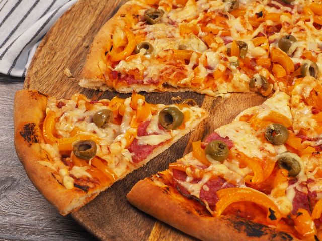 Быстрая пицца с колбасой и сыром и помидорами на сковороде