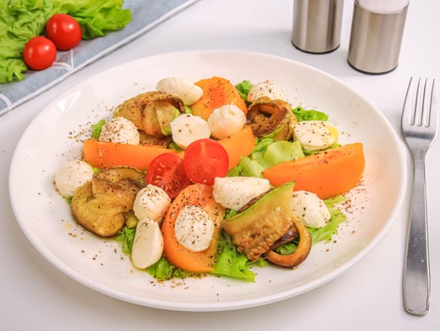 Салат с Моцареллой – вкуснейшее блюдо с говядиной тушеной и помидорами