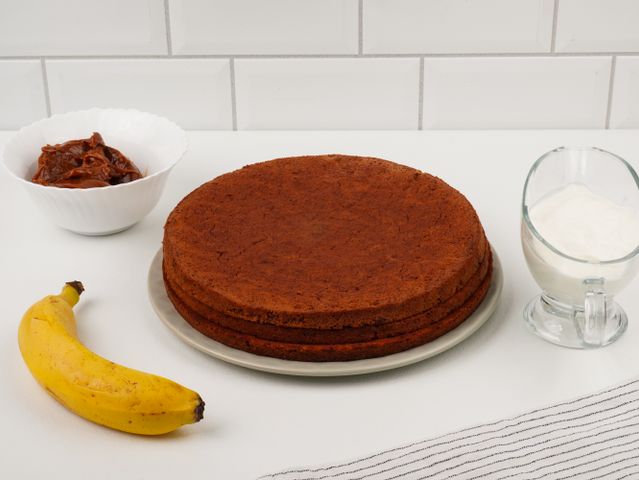 Шоколадный торт с бананами из готовых коржей