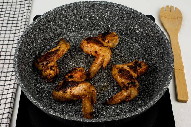 Куриные крылышки на сковороде - как пожарить? — рецепты с пошаговыми фото и видео