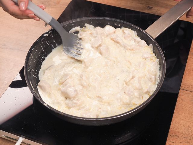 Курица в сливочном соусе на сковороде
