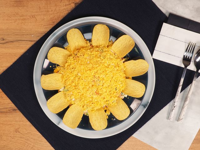 Рецепт пошагово с фото салата в виде Подсолнуха с чипсами, грудкой куриной, грибами и сыром