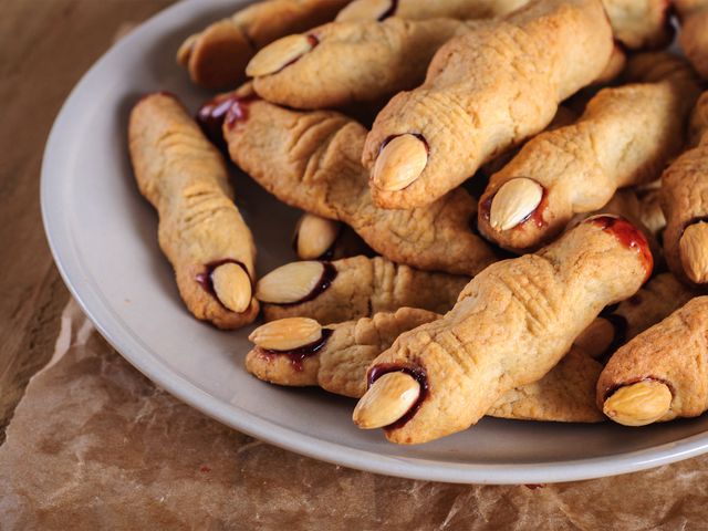 Французское печенье дамские пальчики с орехами и сахаром