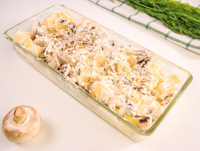 Картошка с сыром и майонезом в духовке: рецепт - Лайфхакер