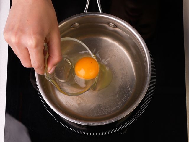 Как правильно пить яйцо. Яйцо пашот сувид температура. Пить яйца для голоса. Как красивл Мокра, ить яйца быстро.