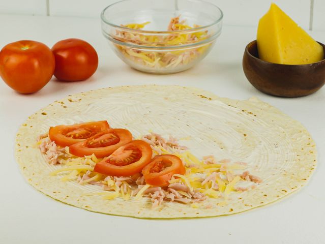 Лаваш с начинкой из колбасы, помидоры и сыра – пошаговый рецепт приготовления с фото