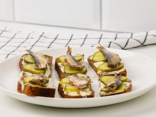 Бутерброды со шпротами и солёным огурцом – рецепты на каждый день