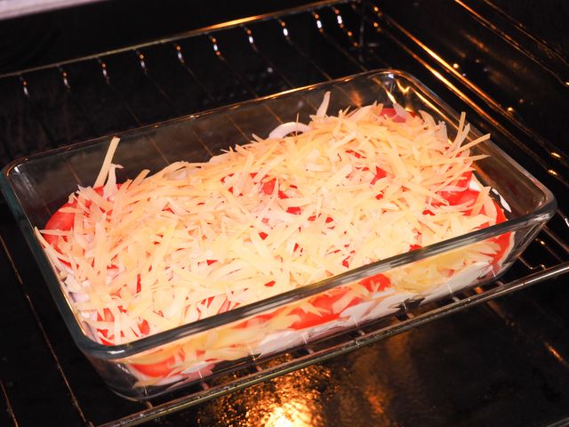 Свинина в духовке с сыром и помидорами