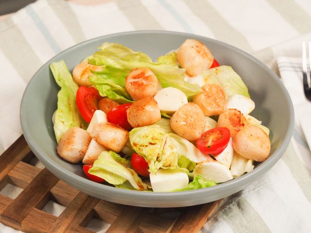 5 простых рецептов салатов из морских гребешков для легкой и здоровой еды