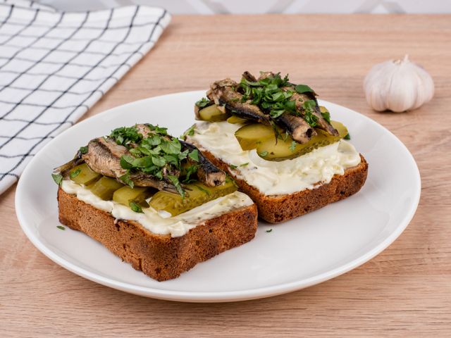 Бутерброды с белым хлебом и шпротами рецепт и фото