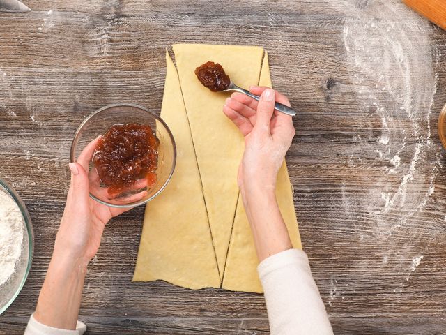 Как приготовить: Дрожжевое слоёное тесто для круассанов — рецепт и советы от Бабушки Эммы
