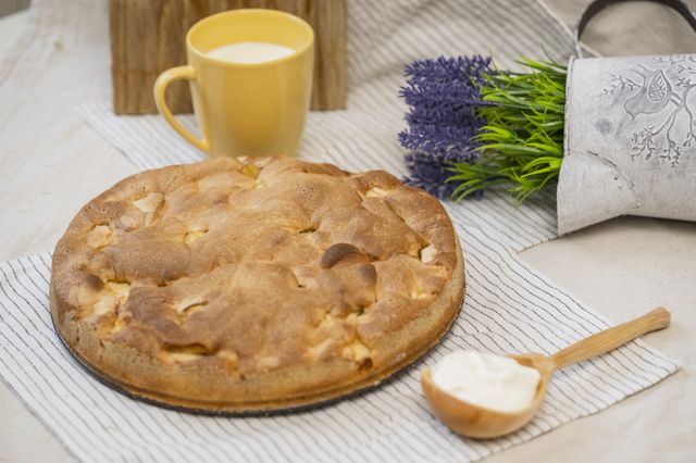 Классические и кисломолочные рецепты пирога шарлотки с яблоками в духовке