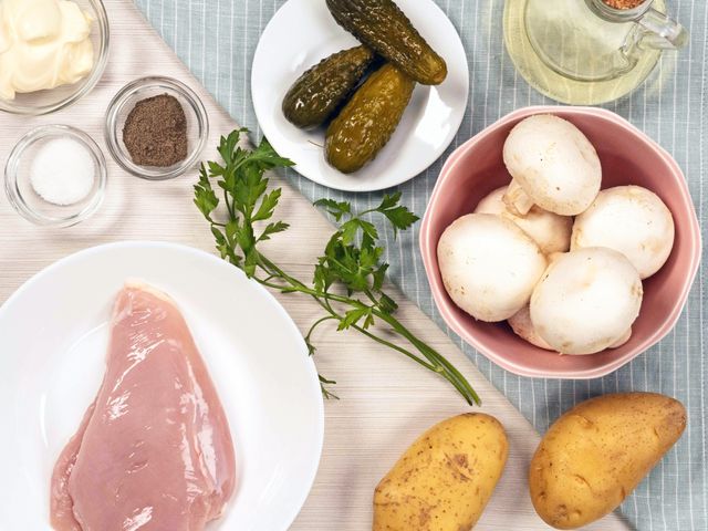 Сытный салат с шампиньонами, солеными огурцами и курицей – пошаговый рецепт приготовления с фото