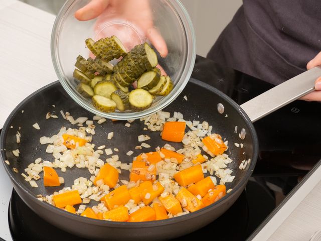 Свинина, запеченная под сыром с солеными огурцами - рецепт автора Вкусные рецепты