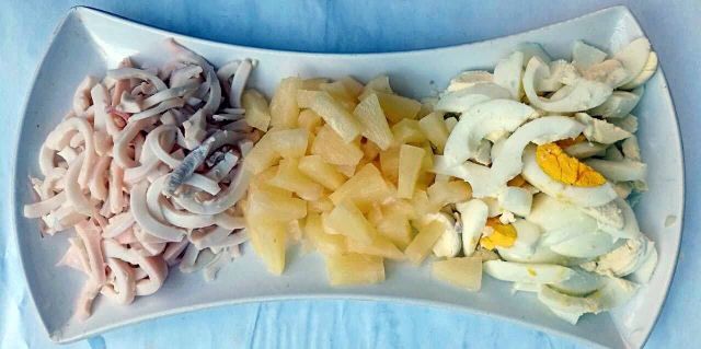 Пошаговый рецепт салата из консервированных кальмаров