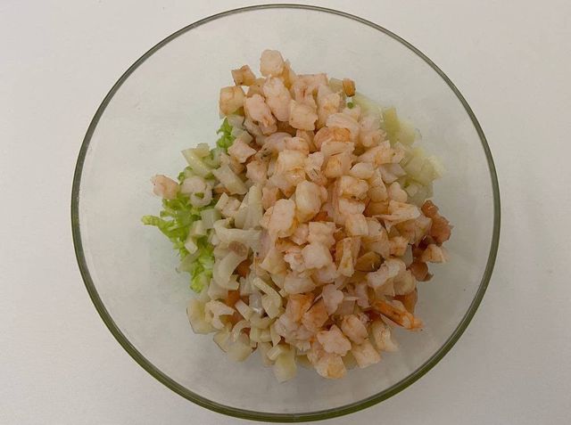 Морской салат с креветками и кальмарами
