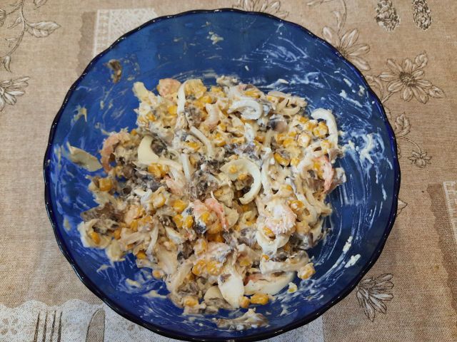 Нежный салат из кальмара, креветок и лосося