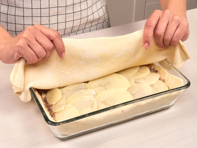Слоеный пирог с рыбой и картофелем