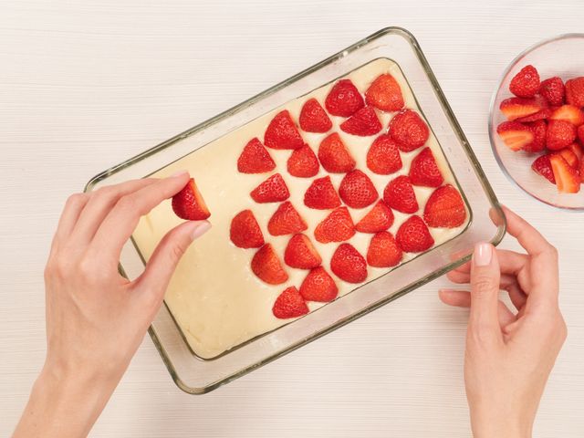Слоеный пирог с клубникой свежей: простой рецепт | Меню недели