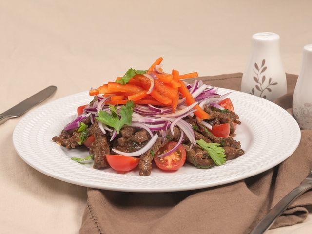 2. Салат с говядиной и овощами