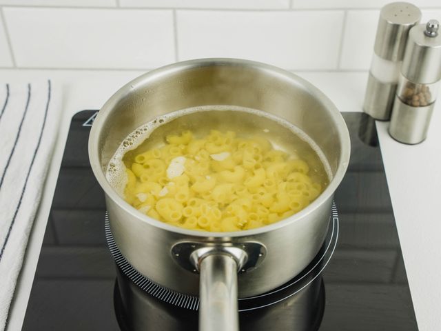 Молочный суп из тонких спагетти – кулинарный рецепт