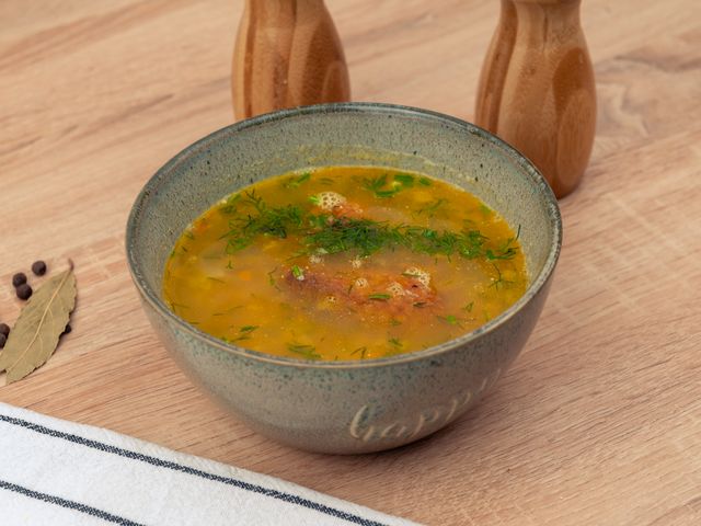 Гороховый суп с копчеными крылышками, пошаговый рецепт на ккал, фото, ингредиенты - Ксения П