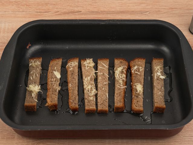 Как приготовить гренки из черного хлеба с чесноком