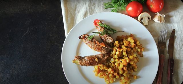 Тушеные мясные рулетики с овощами – кулинарный рецепт